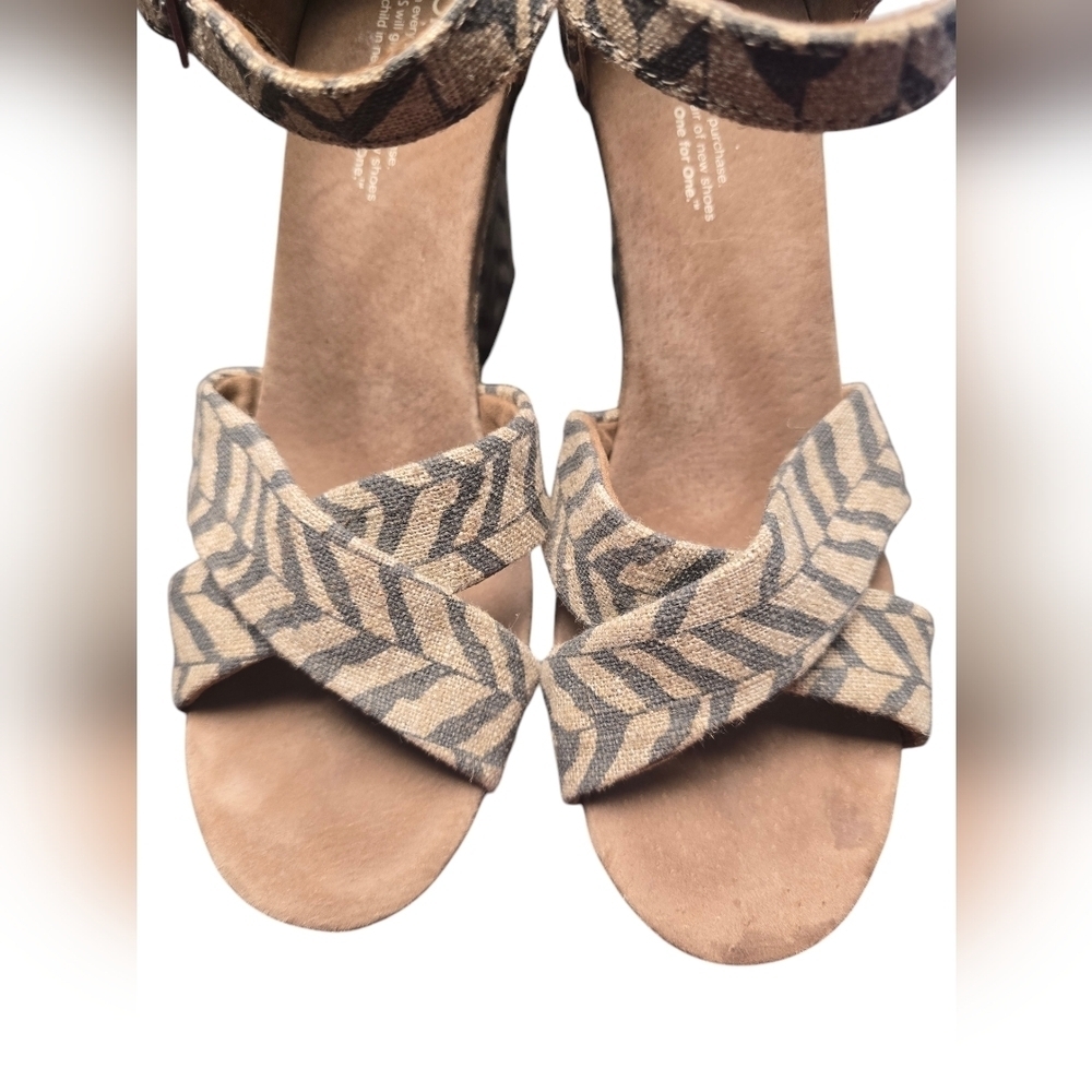 TOMS Sienna Wedge Sandals Sz 9 Burlap Chevron Brown Grey Tan - Picture 3 of 9